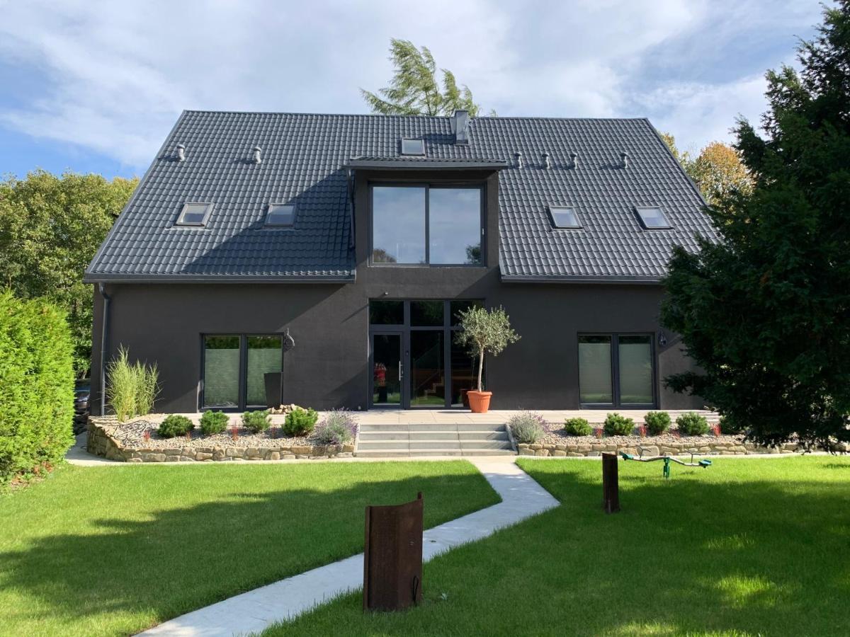 Black House 88 *